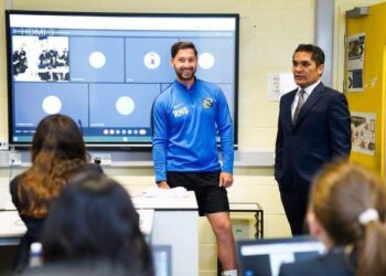 RADZI Jidin mengunjungi Bexleyheath Academy, United Kingdom.
