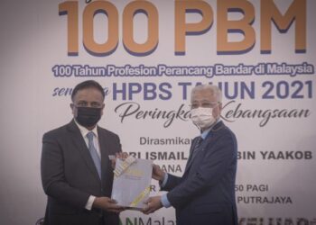 ISMAIL Sabri Yaakob menerima buku RNF4 daripada Reezal Merican Naina Merican pada majlis sambutan 100 tahun PBM sempena Hari Perancangan Bandar Sedunia 2021 Peringkat Kebangsaan di Putrajaya. - FOTO/FAIZ ALIF ZUBIR