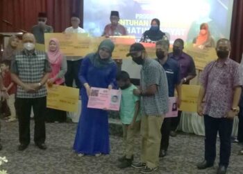 RINA Harun bergambar dengan peserta selepas merasmikan Program Sentuhan Kasih OKU Prihatin Rakyat di Cyberjaya, Selangor, hari ini. - FOTO/AMREE AHMAD