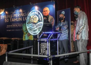 RONALD Kiandee melancarkan Duit Syiling Peringatan 50 Tahun LKIM di Wisma LKIM, Pulau Meranti, Puchong, Selangor. - FOTO/FAISOL MUSTAFA