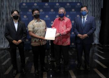 SAIFUDDIN Abdullah menyampaikan sijil pelantikan kepada Ahli Jawatankuasa Belia untuk Hubungan Antarabangsa dan Diplomasi, MBM di Wisma Putra, Putrajaya. - FOTO/FAISOL MUSTAFA