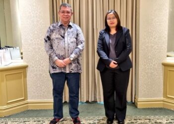 SAIFUDDIN Abdullah bergambar dengan Zin Mar Aung ketika pertemuan di Washington DC, AS semalam. - FOTO/IHSAN WISMA PUTRA