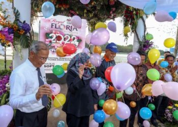 SHAHIDAN Kassim (tengah) merasmikan majlis prapelancaran Festival Bunga dan Taman Floria Diraja Putrajaya. - FOTO/FAISOL MUSTAFA