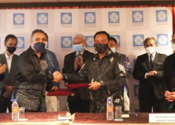 MOHD. Fitri Ibrahim (depan, dua dari kanan) bertukar dokumen MoU dengan Yayasan Alnoor di Pulau Pinang.