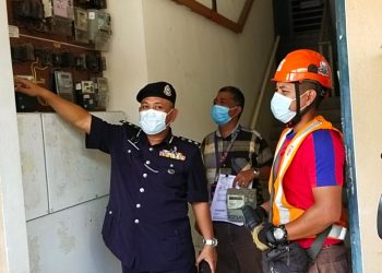 MOHD. Said Ibrahim menunjukkan kabel bekalan elektrik premis perjudian dalam talian yang dipotong dalam operasi bersepadu Polis Diraja Malaysia dan Tenaga Nasional Berhad di Seremban, Negeri Sembilan hari ini. -FOTO: NOR SHAFAWATI YUP.