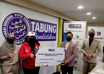 WAN Saiful Wan Jan (dua kanan) menyerahkan replika cek bantuan PTPTN kepada Haslinda Alias dalam satu majlis baru-baru ini.