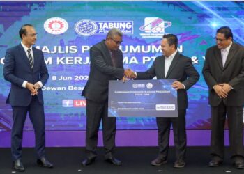 WAN Saiful Wan Jan (dua dari kanan) menyerahkan zakat RM150,000 kepada Mohd. Razman Yaacob pada majlis 
pengumuman kerjasama antara Perbadanan Tabung Pendidikan Tinggi Nasional (PTPTN) dan Yayasan 
Pelajaran MARA (YPM) di Kuala Lumpur, hari ini. – UTUSAN/SHIDDIEQIN ZON
