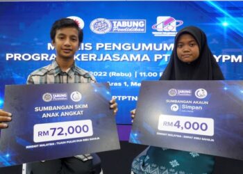 MUHAMMAD Zaheer Norhasdi dan Wan Damia Ayumi Wan Ibrahim 
bersama replika cek sumbangan yang diterima daripada Perbadanan 
Tabung Pendidikan Tinggi Nasional (PTPTN) dan Yayasan Pelajaran 
Mara (YPM) di Kuala Lumpur hari ini.