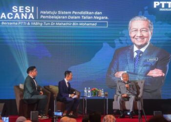 TUN Dr. Mahathir Mohamad pada Majlis Perasmian Kejayaan Pelajar Cemerlang SPM 2021 PTTI dan sesi Wacana Hala Tuju Sistem Pendidikan dan Pembelajaran Dalam Talian Negara di ibu negara, semalam. - UTUSAN/SHIDDIEQIIN ZON