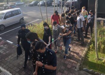 SEBAHAGIAN daripada 12 individu dipercayai ahli sindiket yang menawarkan pinjaman tidak wujud dihadapkan ke Mahkamah Majistret Bukit Mertajam, Pulau Pinang hari ini.