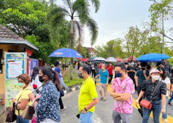 PUSAT mengundi di Sekolah Kebangsaan Puchong Utama 2, Puchong mula sesak sejak awal pagi.