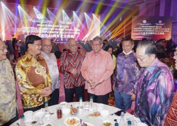  SAIFUDDIN Abdullah (empat dari kanan) beramah mesra bersama tetamu yang hadir pada majlis makan malam sempena sambutan ulang tahun ke-48 hubungan diplomatik Malaysia-China di Wisma Huazong, Lebuhraya Sungai Besi, Kuala Lumpur, malam ini. - UTUSAN FARIZ RUSADIO 
