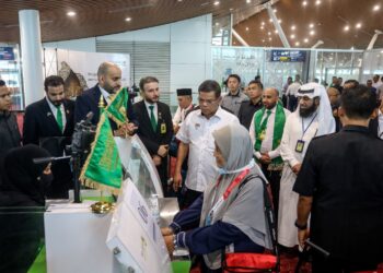 SAIFUDDIN Nasution Ismail ketika mengadakan lawatan ke kaunter khas jemaah haji, kaunter imigresen Arab Saudi di KLIA Terminal 1 Putrajaya. - UTUSAN/FAISOL MUSTAFA