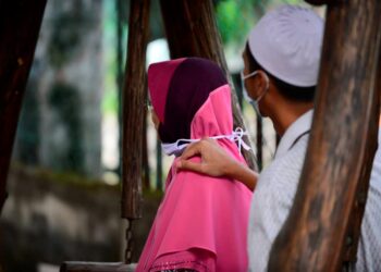 WANITA dikenali sebagai Puan Sal menjadi mangsa sindiket Macau Scam di Kuantan, Pahang, semalam. – UTUSAN/SHAIKH AHMAD RAZIF