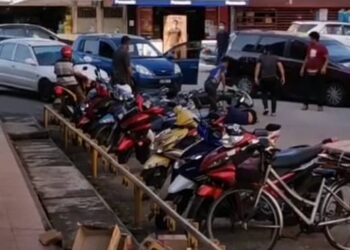 TANGKAP layar video tular seorang penunggang motosikal dipukul di jalan raya sekitar pusat perniagaan Cukai di Kemaman, petang semalam.