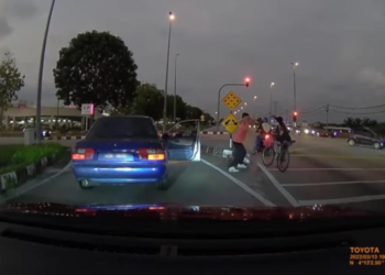 TANGKAP layar video seorang lelaki memukul penunggang basikal di persimpangan lampu isyarat dekat Aeon Seri Manjung di Jalan Seri Manjung-Segari di Lumut. - UTUSAN/MEDIA SOSIAL