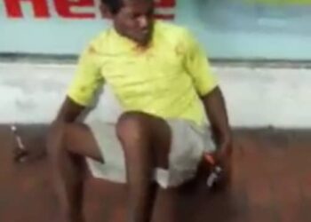 TANGKAP layar dari salah satu video yang memaparkan gelandangan dipukul dipercayai berlaku di kawasan Komtar, Georgetown, Pulau Pinang yang tular di dalam media sosial.