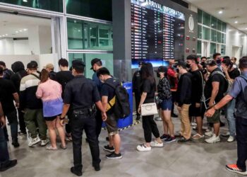 Seramai 24 rakyat Malaysia yang menjadi mangsa penipuan kerja di Kemboja tiba di KLIA2, Sepang, baru-baru ini. - UTUSAN/FAISOL MUSTAFA