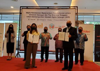 AMIRUDIN Shari menyaksikan pertukaran MOU antara Angel Low dengan Redzuan Othman dalam Majlis Pementeraian MOU antara Unisel dengan The Hive Asia Tenggara di Bangunan SSAAS di Shah Alam, Selangor, hari ini.