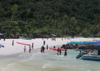 PULAU Redang antara pulau pelancongan yang menjadi tumpuan pengunjung di Terengganu. - GAMBAR HIASAN