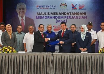 AHMAD Zahid Hamidi (tengah) menyaksikan pertukaran dokuman antara Ketua Pegawai Eksekutif Kolej Ketengah, Razali Mahmud (lima, kanan) dan Pengurus Besar Seri Pacific, Azhar Mohammad (lima, kiri) pada Majlis MoA di Kuala Terengganu, hari ini. - UTUSAN/PUQTRA HAIRRY ROSLI