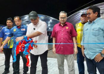 REEZAL MERICAN Naina Merican ketika merasmikan Esports Youth Cabin di Kepala Batas, Pulau Pinang malam tadi.