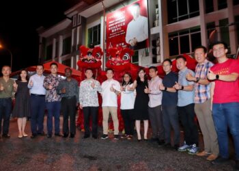 NGA Kor Ming (enam dari kiri) pada perasmian Pusat Khidmat ADUN Kepayang di Ipoh semalam. - UTUSAN/MUHAMAD NAZREEN SYAH MUSTHAFA