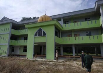 PEMBINAAN bangunan Maahad Tahfiz Abu Bakar di Kampung Kubang Gendang, Pasir Mas, Kelantan tergendala ekoran pengurusannya tidak mampu membayar kos yang meningkat. – UTUSAN/TOREK SULONG