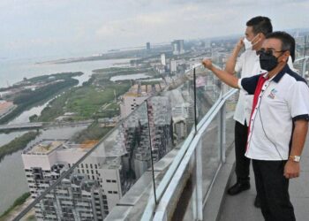 ADLY Zahari bersama Pengerusi DAP Melaka, Datuk Tey Kok Kiew meninjau projek tambakan laut yang didakwa turut menjadi punca bencana banjir di Melaka. - UTUSAN/DIYANATUL ATIQAH ZAKARYA