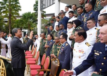 MOHAMAD Hasan ketika menyempurnakan Majlis Graduasi MKN, MPAT dan MTAT Tahun 2020 di Puspahanas, Putrajaya. - UTUSAN/AMIR KHALID