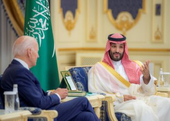 PUTERA Mohammed Salman (kanan) berbincang dengan Joe Biden di Istana Al-Salam, Jeddah.-AFP