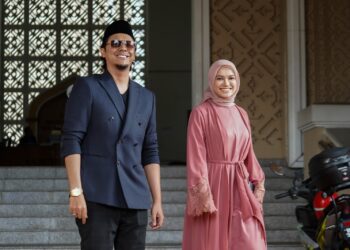 SYAMSUL Yusof (kiri) bersama Puteri Sarah Liyana Megat Kamarudin hadir di Mahkamah Rendah Syariah Wilayah Persekutuan berhubung laporan Jawatankuasa Pendamai berkaitan penceraian mereka. UTUSAN/AMIR KHALID