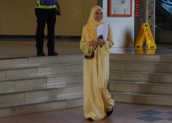 Puteri Sarah Liyana ketika di Jabatan Agama Islam di Wilayah Persekutuan di Kuala Lumpur semalam.