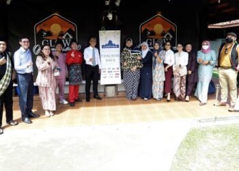 TENGKU Zafrul Tengku Abdul Aziz (enam dari kiri) bergambar bersama ahli Kelab Media Putrajaya selepas hadir di Majlis Rumah Terbuka Terlajak Raya Kelab Media Putrajaya di Putrajaya. -UTUSAN/FAISOL MUSTAFA