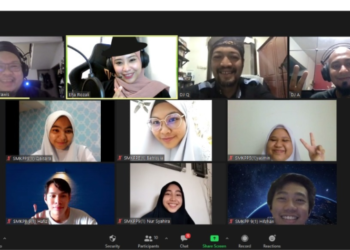 ENAM peserta dari dua sekolah pada pusingan akhir Kuiz Seri Paduka Baginda 2021 bersama empat juruhebah PutrajayaFM yang disiarkan semalam. – IHSAN PERSATUAN GENEALOGI MALAYSIA