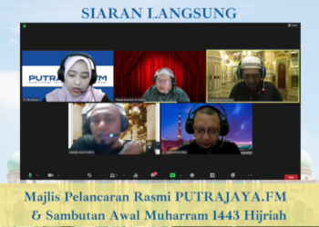 MEGAT ISKANDAR Megat Zaharuddin (barisan atas tengah) bersama-sama penyampai ketika pelancaran stesen Putrajaya.FM semalam. – Foto ihsan Putrajaya.FM