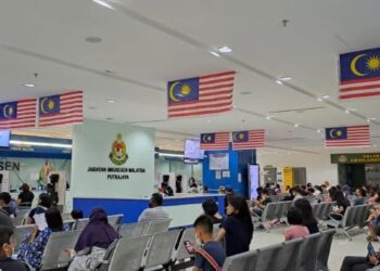 ORANG ramai mula memenuhi pejabat di Bahagian Keselamatan dan Pasport, Jabatan Imigresen, Putrajaya sebaik sahaja kaunter dibuka pukul 8 pagi. - UTUSAN/MAISARAH SHEIKH RAHIM