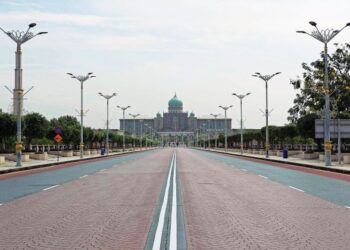 PUSAT Pentadbiran Kerajaan Putrajaya lengang berikutan penduduknya pulang ke kampung menyambut Hari Raya Aidilfitri di Presint 3, Putrajaya. - UTUSAN/FAISOL MUSTAFA