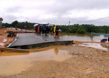 KEADAAN jalan di Kampung Bujal ke Kampung Payoh, Kijal runtuh akibat arus deras air Sungai Kampung Bujal, Kemaman, Terengganu. - UTUSAN/NIK NUR IZZATUL HAZWANI NIK ADNAN