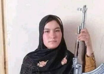 QAMAR Gul memegang senapang ketika menembak mati dua anggota Taliban. - AGENSI