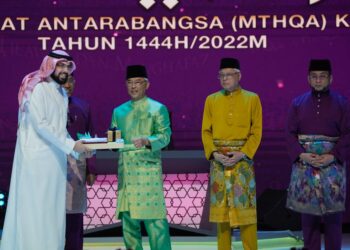 AL-Sultan Abdullah Ri’ayatuddin Al-Mustafa Billah Shah berkenan mengurniakan hadiah kepada juara MTHQA62 bagi kategori lelaki, Mohamed Sameer Mohamed Magahed dari Bahrain (kiri) di Pusat Konvensyen Kuala Lumpur (KLCC), malam ini. Turut kelihatan Ismail Sabri Yaakob - UTUSAN/AMIR KHALID