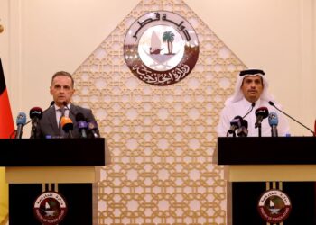 Heiko Mass (kiri) dan Sheikh Mohammed Abdulrahman al-Thani menggesa Taliban membentuk sebuah kerajaan inklusif semasa sidang akhbar di Doha.-AFP