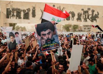 PENYOKONG Muqtada al-Sadr berkumpul di Dataran Tahrir, Baghdad.-AFP
