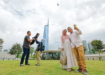 RAKYAT Malaysia yang sudah memiliki salah sebuah bangunan tertinggi di dunia, Menara Merdeka 118 perlu menghentikan sikap mengangkat dan mengagungkan orang kulit putih. – GAMBAR HIASAN/MUHAMAD IQBAL ROSLI