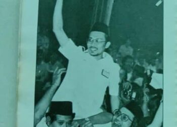ANWAR Ibrahim yang diumum menang sebagai Ketua Pergerakan Pemuda UMNO diusung oleh penulis selaku Ketua Pemuda UMNO Bahagian Gerik (kanan) di Balai Budaya, Dewan Bahasa dan Pustaka (DBP), Kuala Lumpur pada 1982. – IHSAN PENULIS