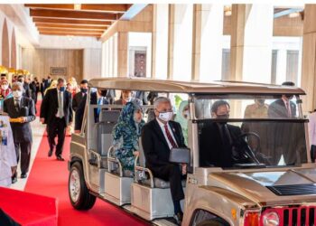 KEMESRAAN dipamerkan Sultan Hassanal Bolkiah (kanan) yang memandu sendiri  buggy yang membawa Ismail Sabri Yaakob dan isteri masing-masing di Istana Nurul Iman, Brunei.