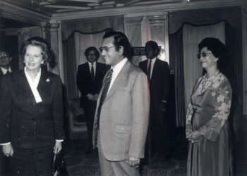 KEMPEN Buy British Last  hanya ditamatkan selepas Margaret Thatcher (kiri) berjumpa sendiri dengan Dr. Mahathir Mohamad. – ARKIB UTUSAN