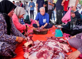 ISMAIL Sabri Yaakob (tengah) yang bukan berasal dari golongan bangsawan pastinya dapat merasai perasaan golongan berpendapatan rendah dan tahu apa yang mereka harapkan.