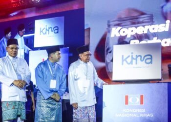TIADA dalam mana-mana bahagian ucapan penggulungan Saifuddin Nasution Ismail (kiri) di Kongres Nasional Khas PKR pada 18 Mac lalu yang mewajarkan beliau dituduh melawan al-Quran. – UTUSAN/AFIQ RAZALI