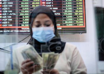 PERJANJIAN dua hala untuk menggunakan mata wang tempatan antara negara dagangan boleh dilakukan bagi mengurangkan impak daripada pengukuhan dolar Amerika Syarikat (AS) - GAMBAR HIASAN/AMIR KHALID